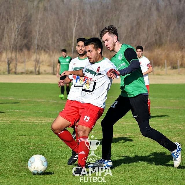 Partido de recreativo, Maximiliano Ferreira defendiendo la pelota