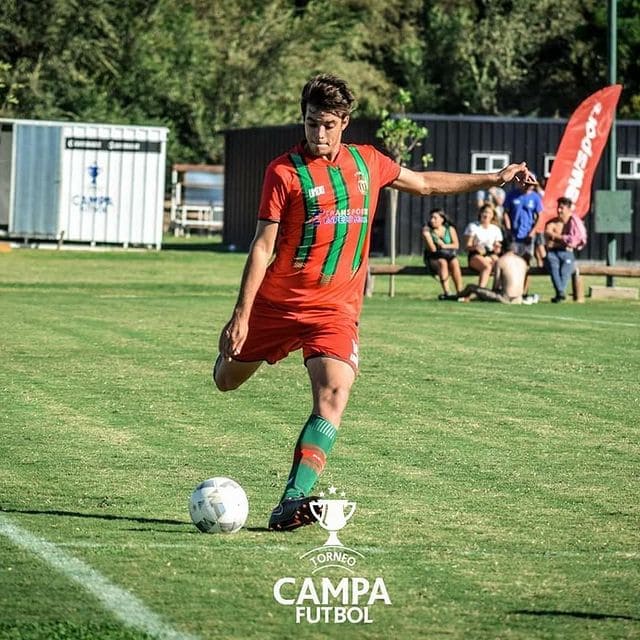 Partido de recreativo, Federico Bourges pateando un tiro libre