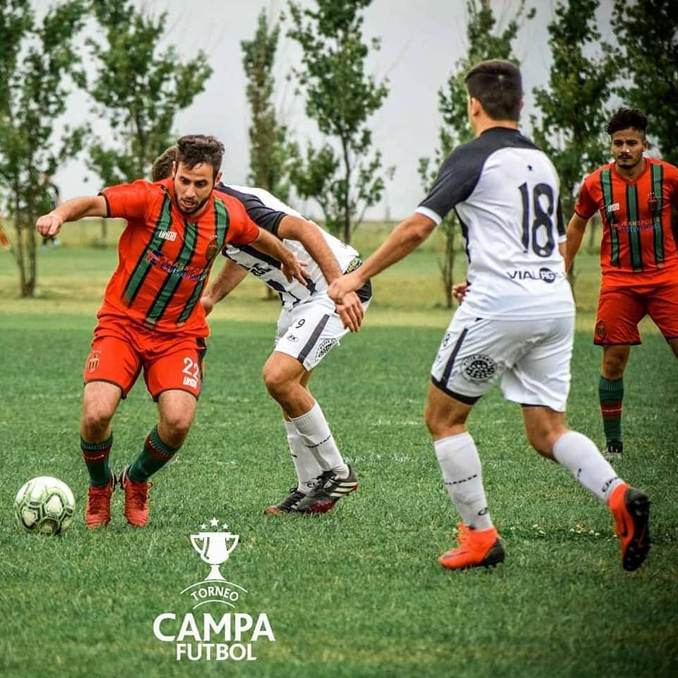 Partido de recreativo, Santiago Villaroel gambeteando