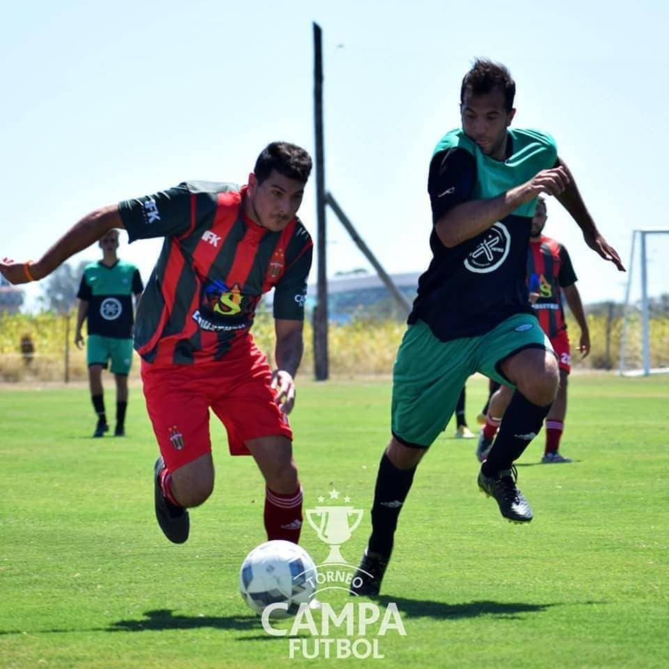 Partido de recreativo, Ezequiel Carranza disputando la pelota