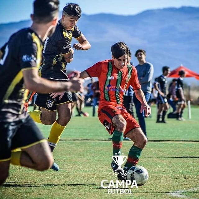 Partido de recreativo, Renzo Pipitone pisando la pelota