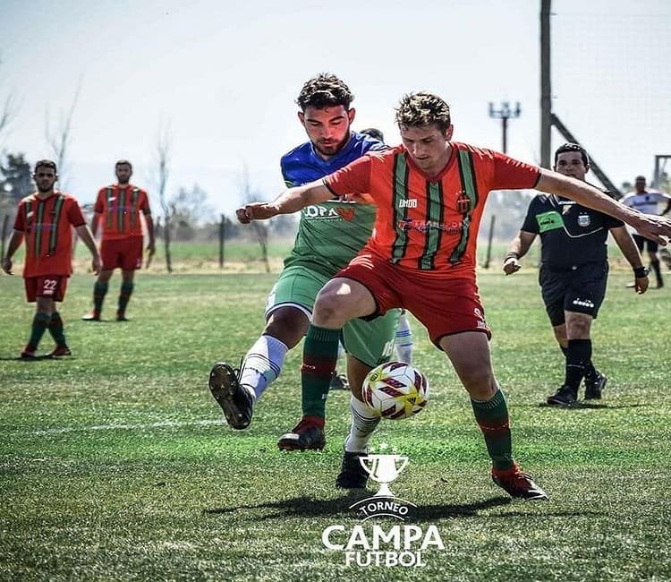 Tomas Albarello manteniendo la posesión para Recreativo